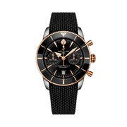 Quadrante nero sunburst con indici applicati luminescenti e contatori cronografici tono su tono del Breitling Superocean Heritage B01 Chronograph 42 UB0156H11B1S1.